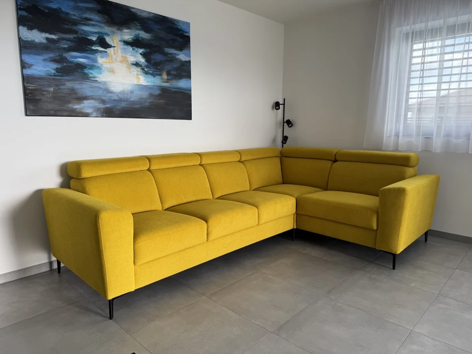 Žlutá sedačka – další pohled · u zákazníka