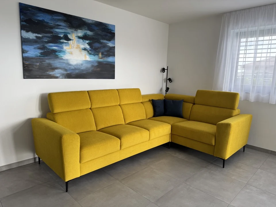 Žlutá sedačka se zvednutými opěrkami · u zákazníka