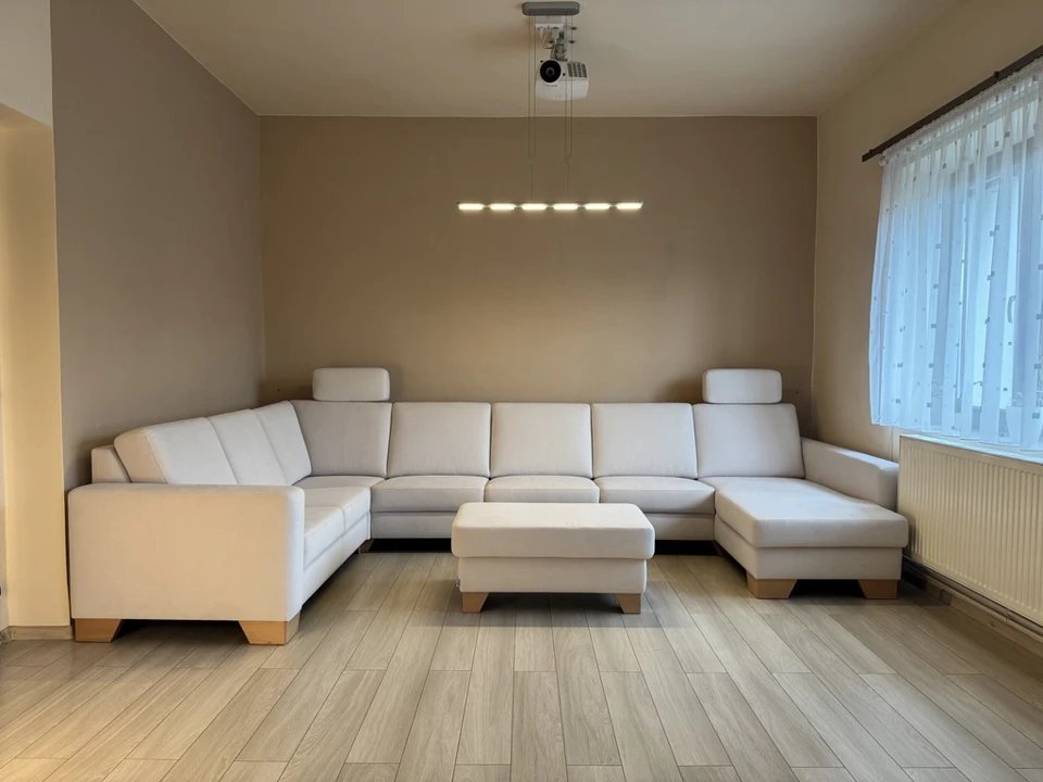 Světlá sestava s taburetem · u zákazníka