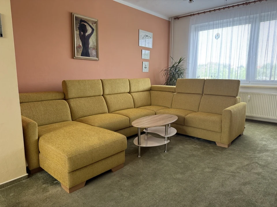 Hořčicová sestava se zvednutými opěrkami · u zákazníka
